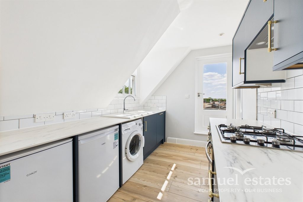 Property photo 2 of 11 Kitchen