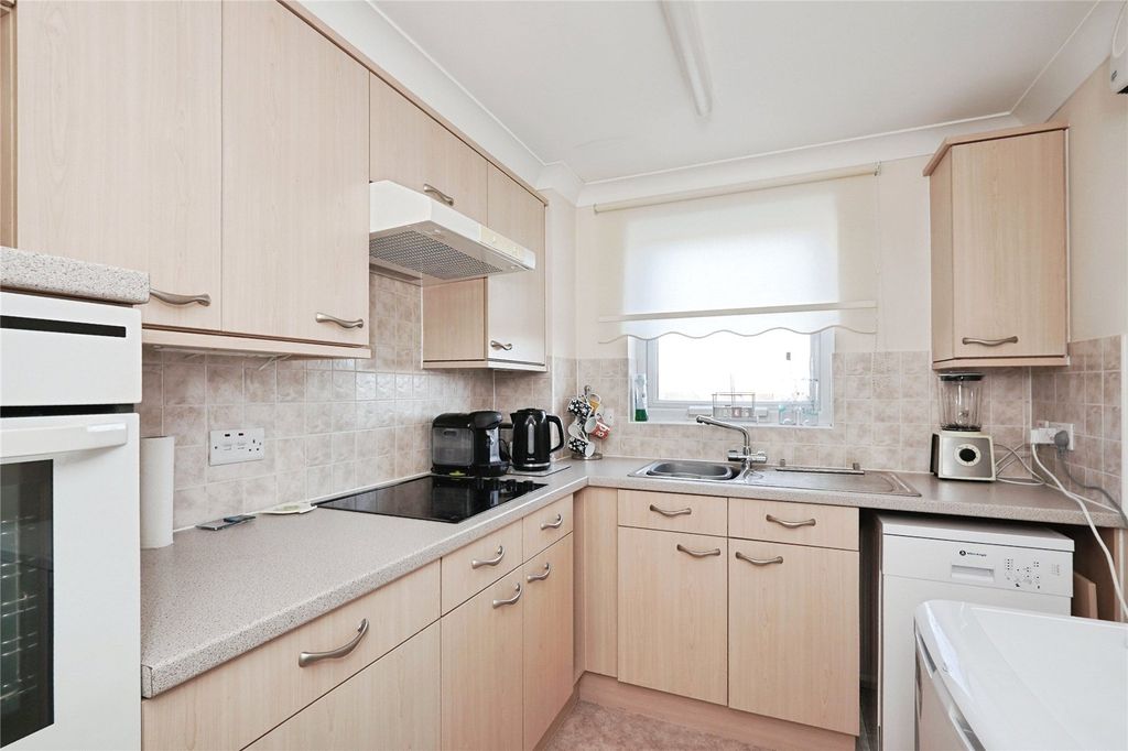 Property photo 3 of 11 Kitchen