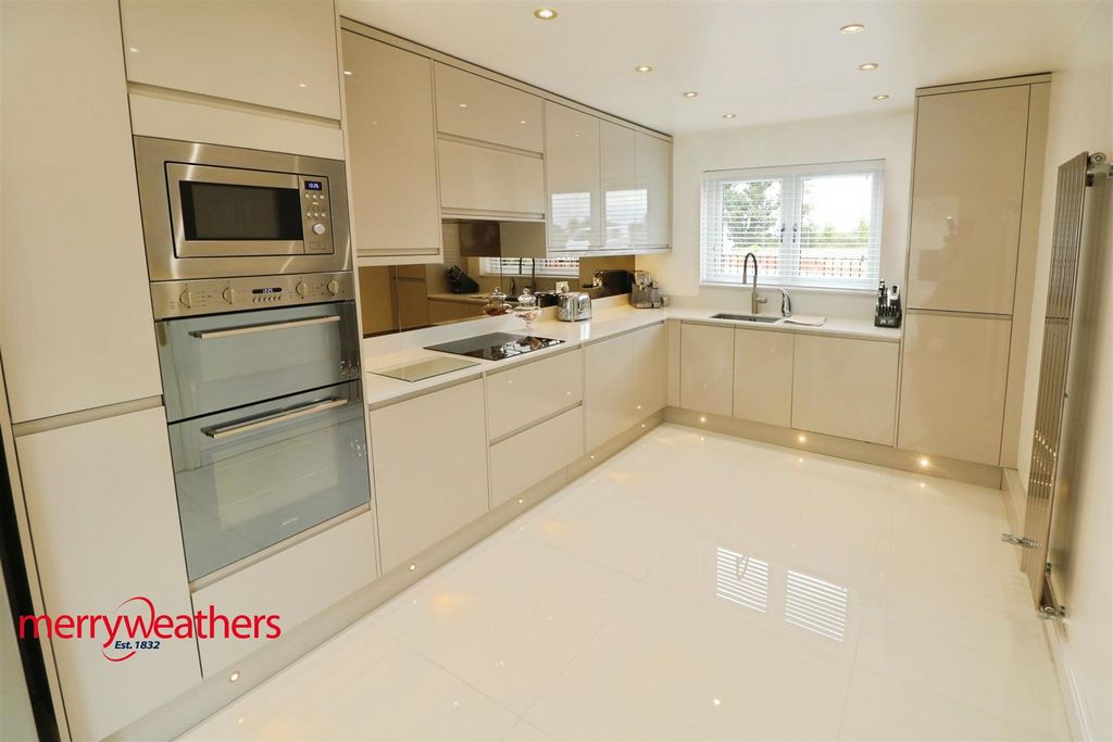 Property photo 3 of 20 Kitchen