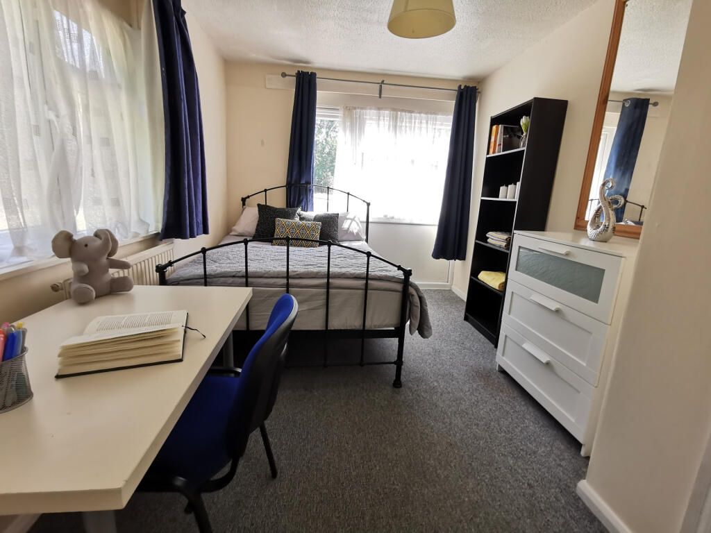 Property photo 3 of 10 Bright Bedroom With Desk And Double Bed...