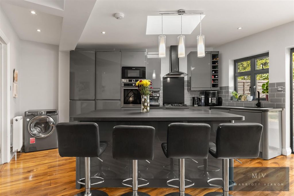 Property photo 3 of 19 Deanfield Gardens 9 MV-8.Jpg
