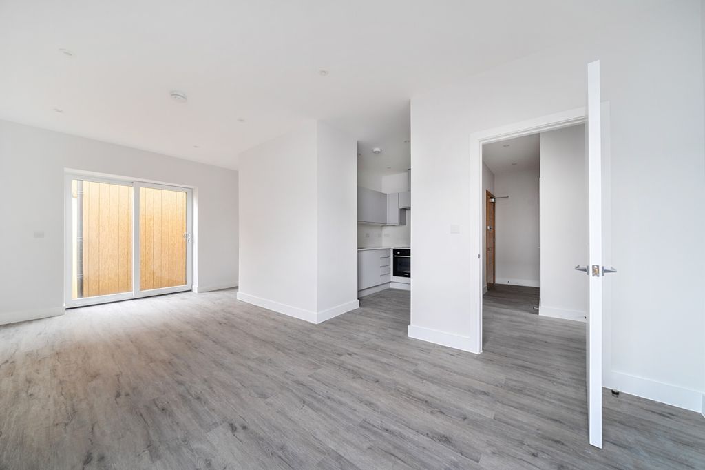 Property photo 2 of 16 1387321-9-6931672...