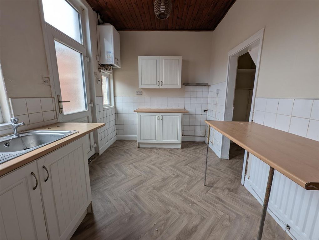 Property photo 3 of 9 Kitchen
