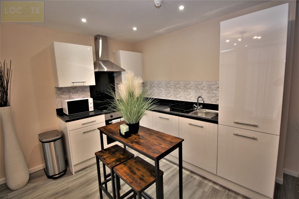 Property photo 2 of 6 Kitchen