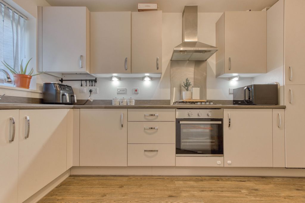 Property photo 2 of 14 Apple Tree Close (3)