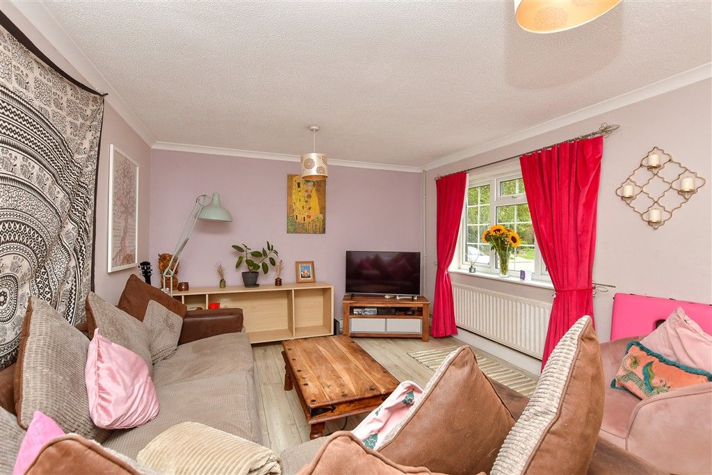 Property photo 3 of 11 Lounge