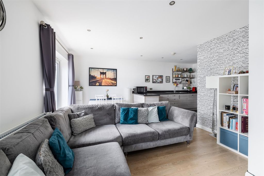 Property photo 2 of 30 Thornbury Way, E17