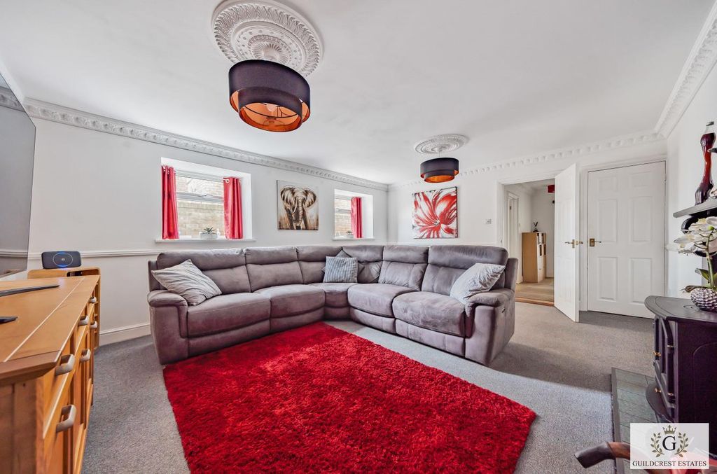 Property photo 2 of 21 Victoria Road For Sale By Guildcrest Estates - liv