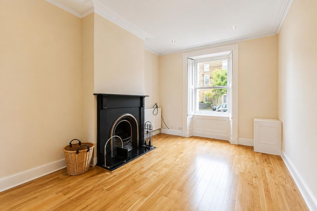 Property photo 2 of 14 Romilly Cres
