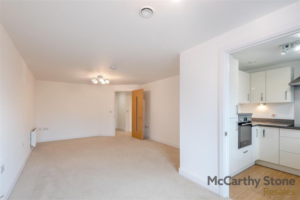 Property photo 3 of 21 8639233-Interior02.Jpg