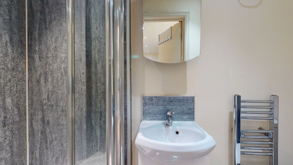 Property photo 3 of 10 Bathroom