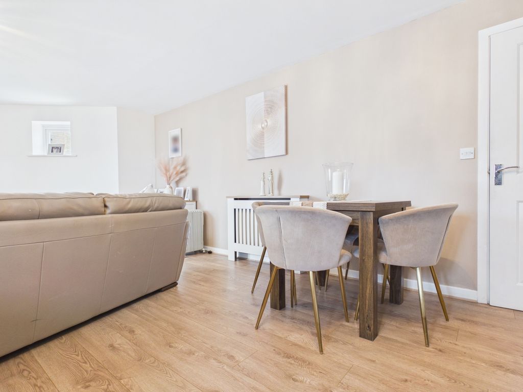 Property photo 3 of 12 Cam03729G0-Pr0246-Still012