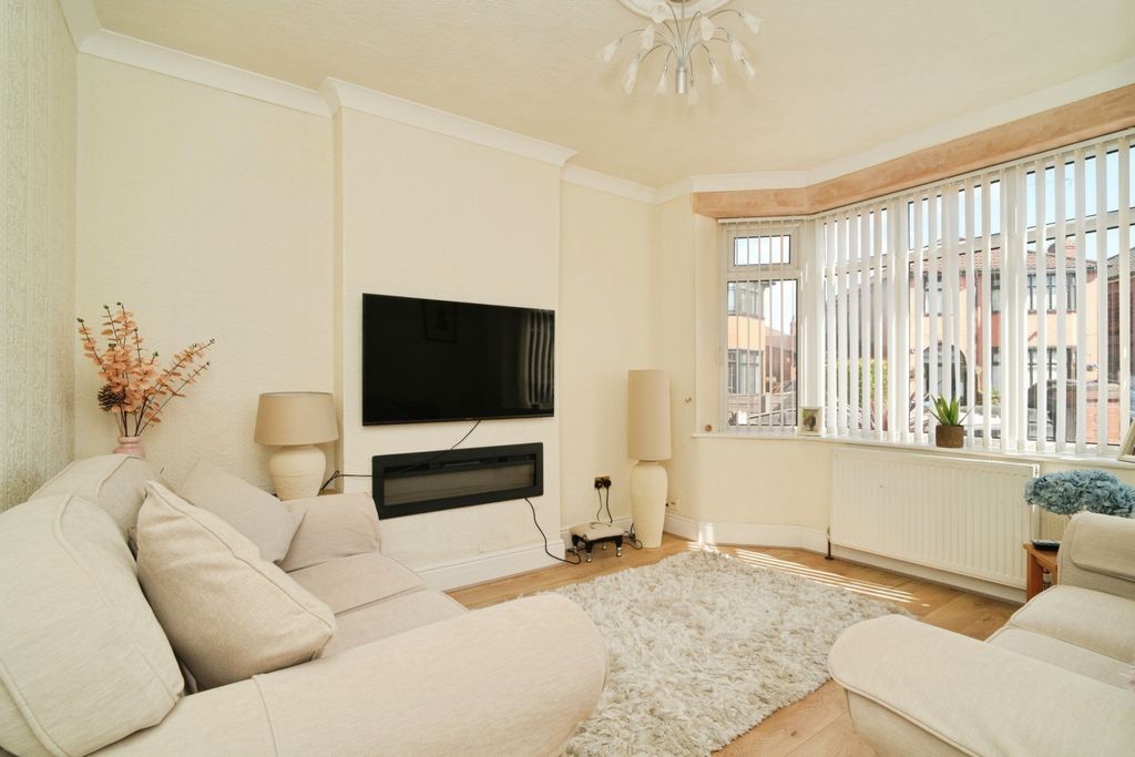 Property photo 3 of 16 Lounge