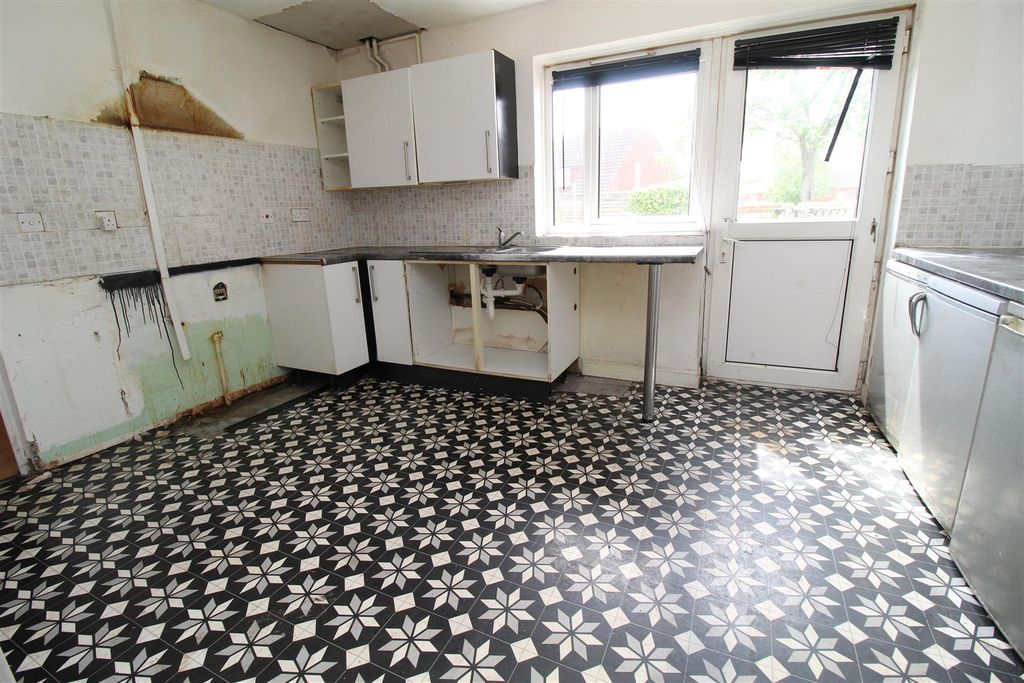 Property photo 3 of 5 Kitchen