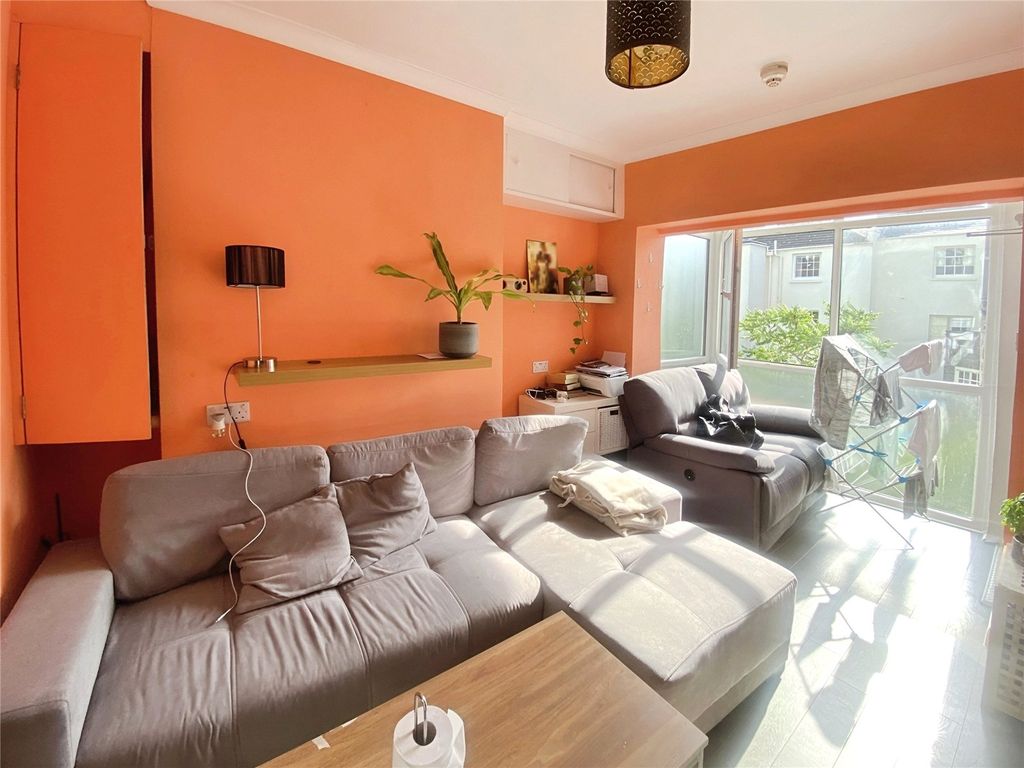 Property photo 2 of 6 Lounge