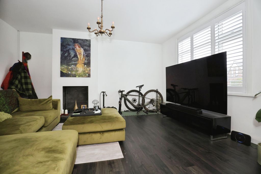 Property photo 3 of 23 Lounge