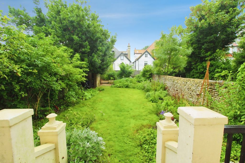 Property photo 2 of 8 Shared Garden
