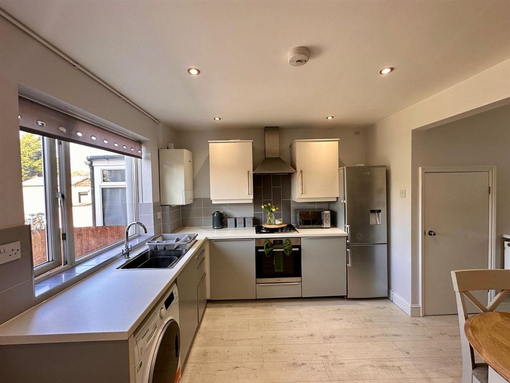 Property photo 3 of 18 Kitchen/Dining Room