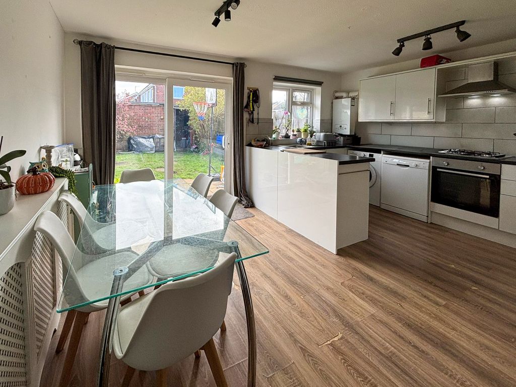 Property photo 3 of 11 Kitchen