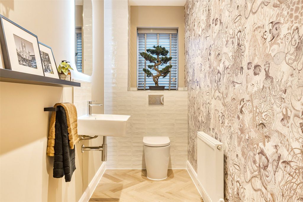 Property photo 3 of 8 Repton Gardens