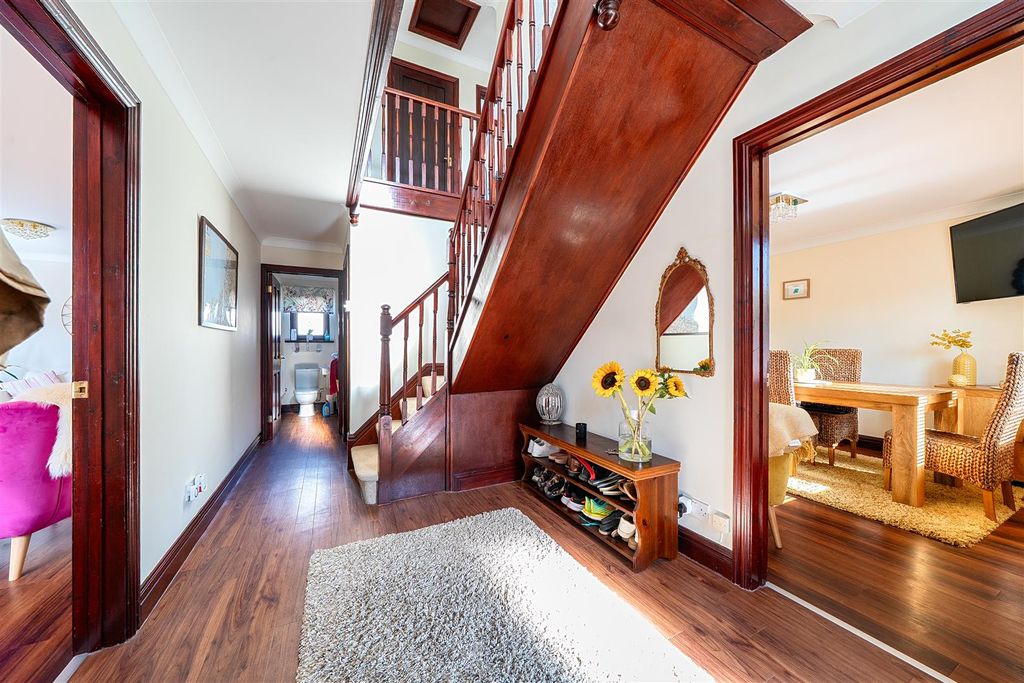 Property photo 3 of 21 Entrance Hallway