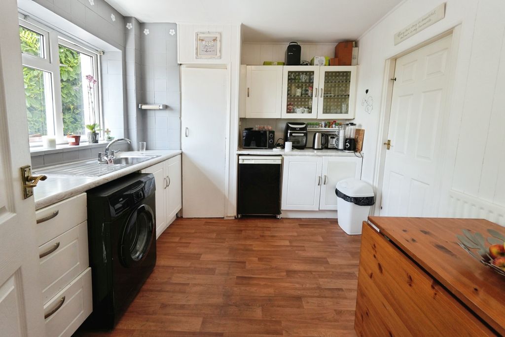 Property photo 3 of 15 Kitchen