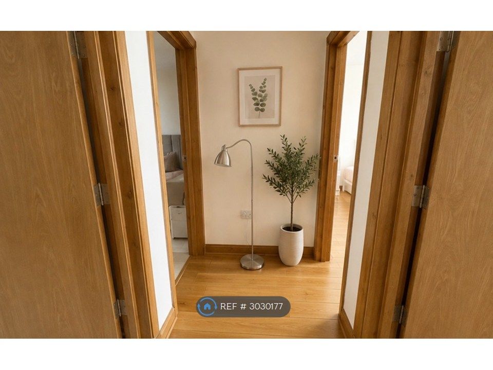 Property photo 2 of 7 Entrance Hallway