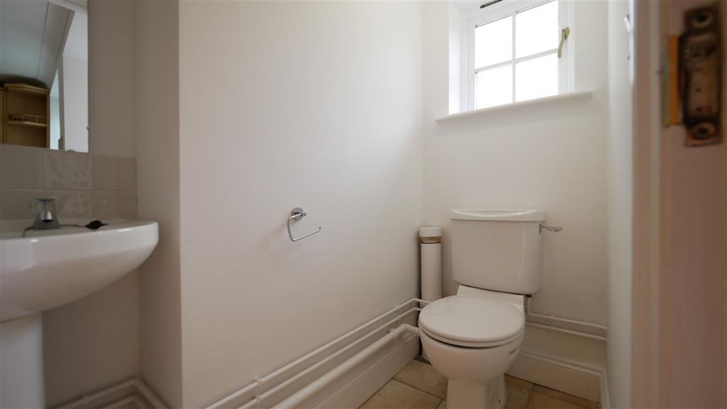 Property photo 3 of 10 Cloakroom