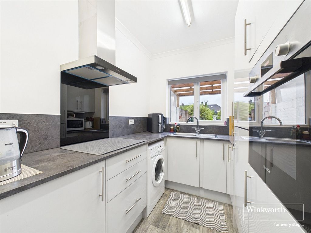 Property photo 1 of 10 Kitchen