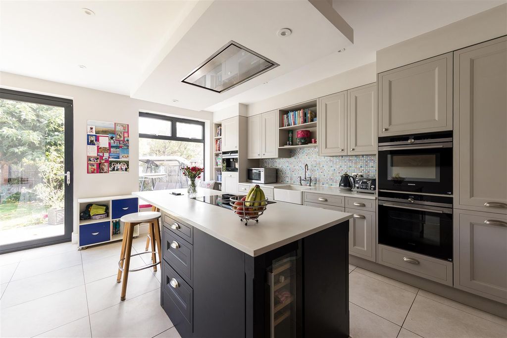 Property photo 2 of 40 Warboys Crescent, E4