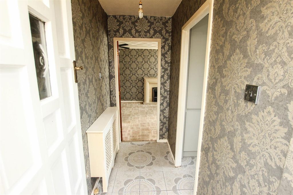 Property photo 1 of 11 Entrance Hall