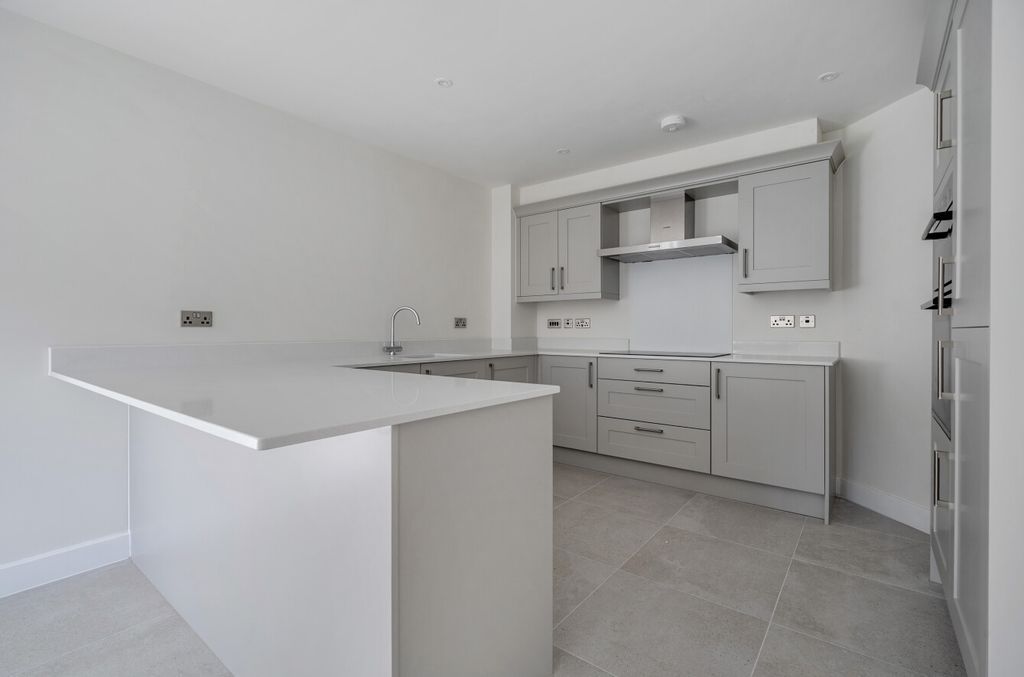 Property photo 3 of 14 1408243-28-698B12...