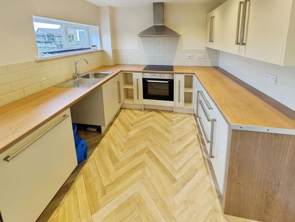 Property photo 3 of 11 Kitchen