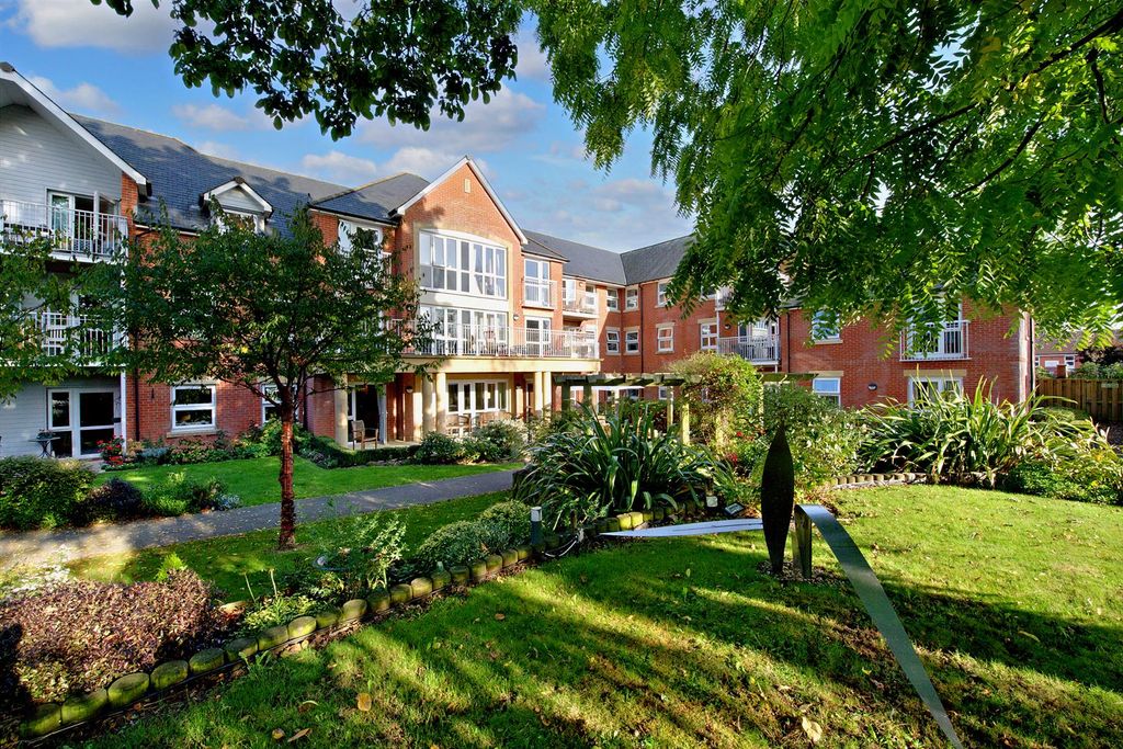 Property photo 1 of 23 Communal Gardens
