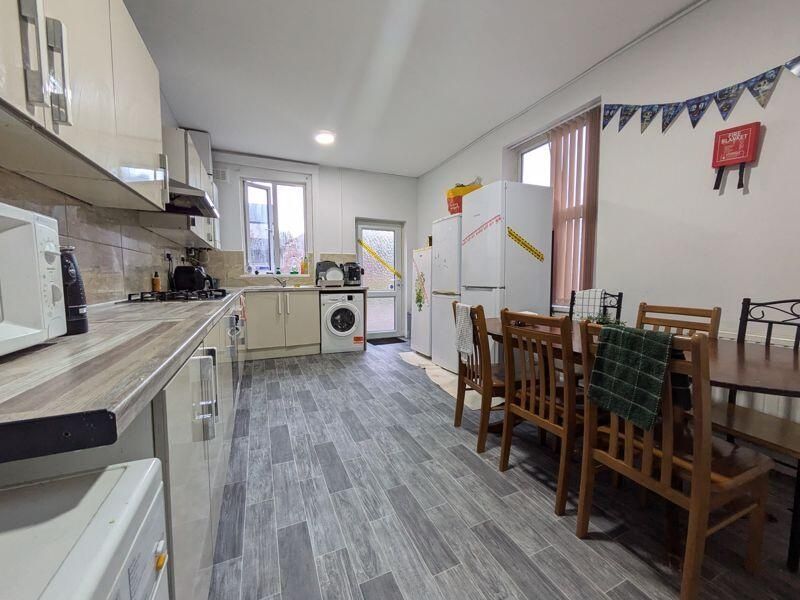 Property photo 3 of 13 Well-Equipped Shared Kitchen With A Long Worktop, ...