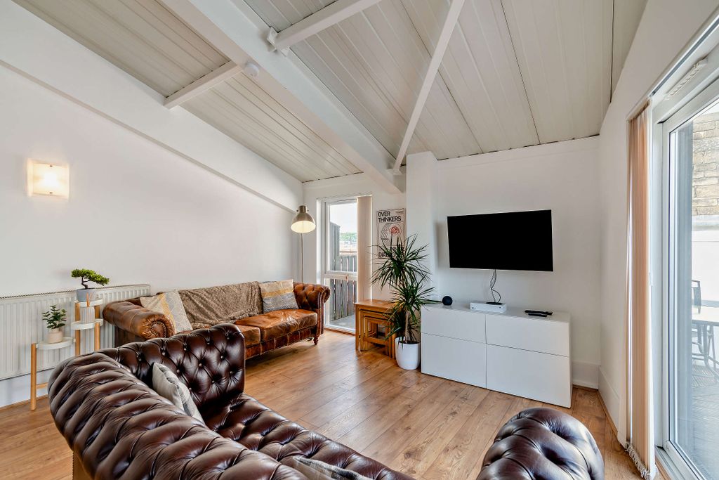 Property photo 1 of 14 Lounge