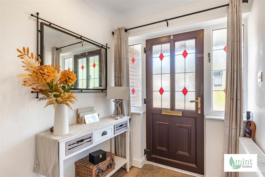 Property photo 3 of 27 Mint_-_Franklands_Drive-13.Jpg