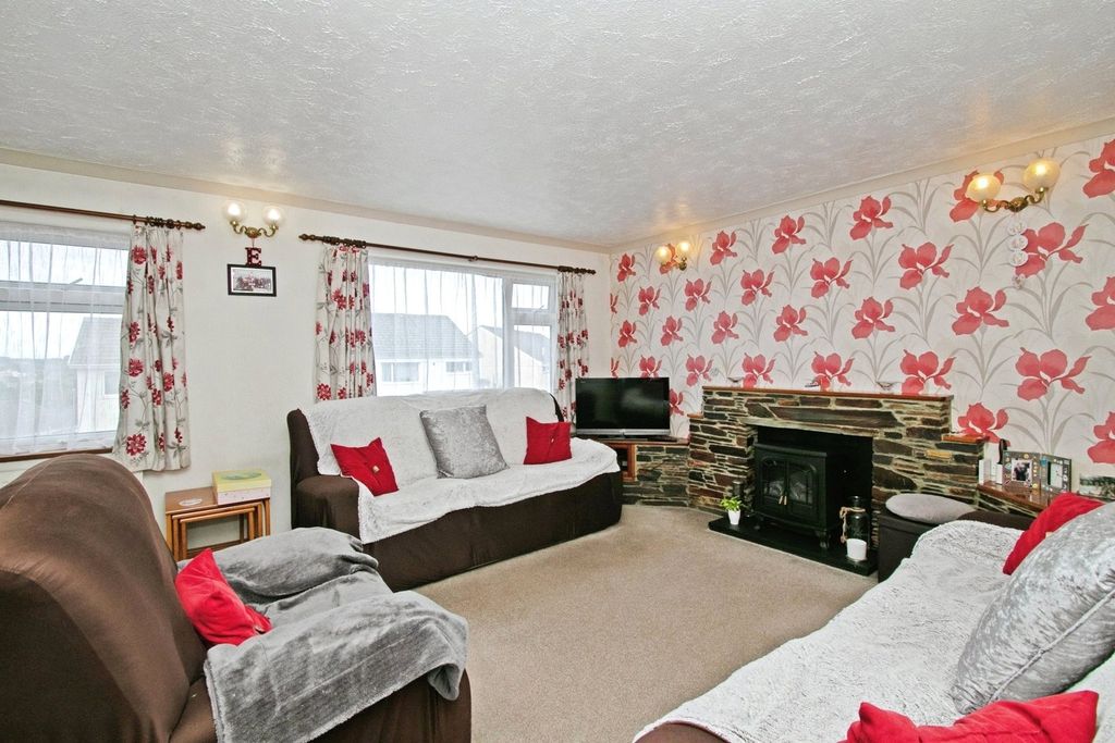 Property photo 3 of 15 Lounge