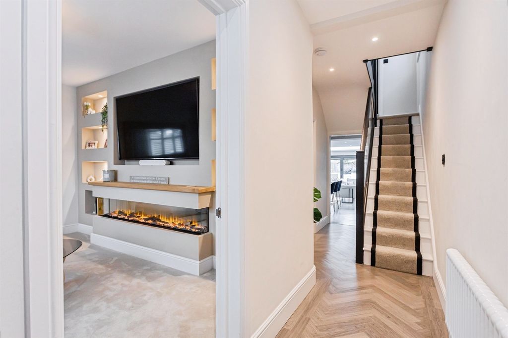 Property photo 2 of 25 Entrance Hall