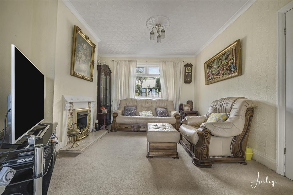 Property photo 2 of 17 Lounge