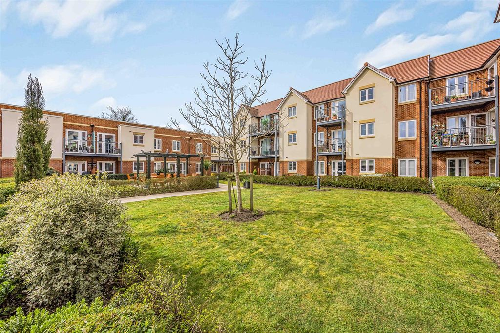 Property photo 3 of 16 45 Shilling Place, Stakes Road, Waterlooville-Smal