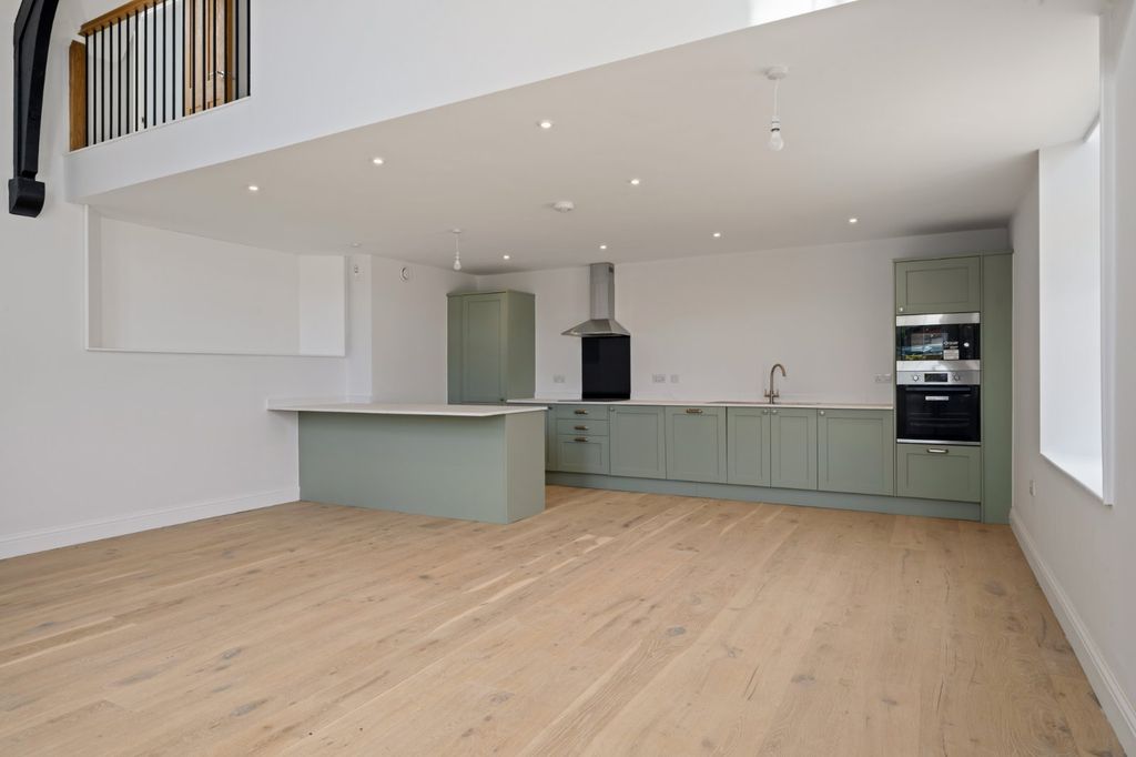 Property photo 2 of 10 Kitchen