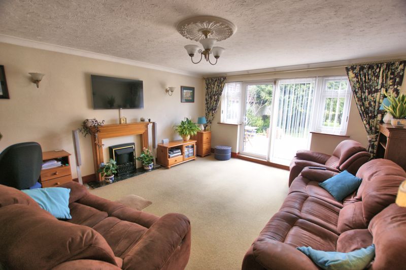 Property photo 3 of 20 Lounge