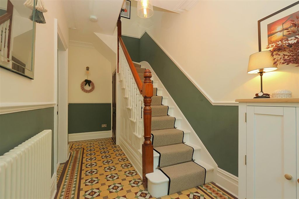 Property photo 2 of 26 Entrance Hall