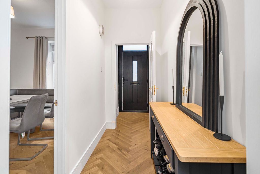 Property photo 2 of 28