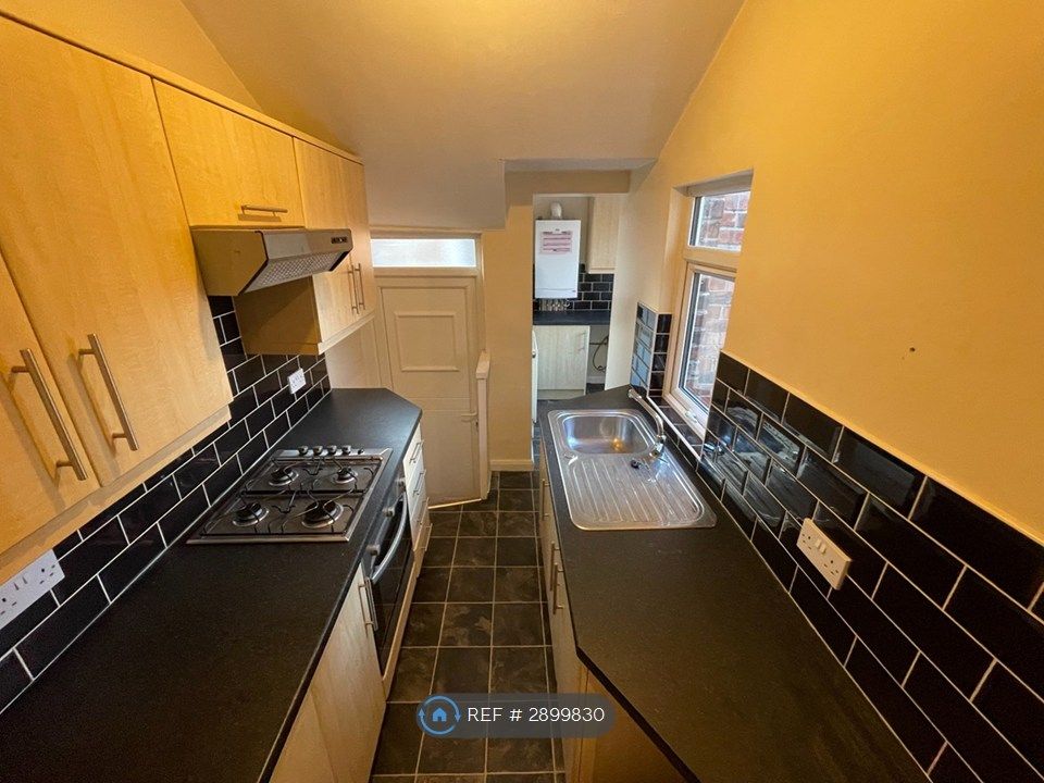 Property photo 3 of 8 Kitchen