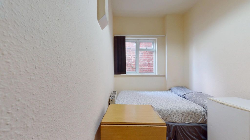 Property photo 2 of 5 Bedroom