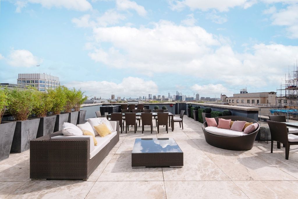Property photo 1 of 19 Roof Terrace