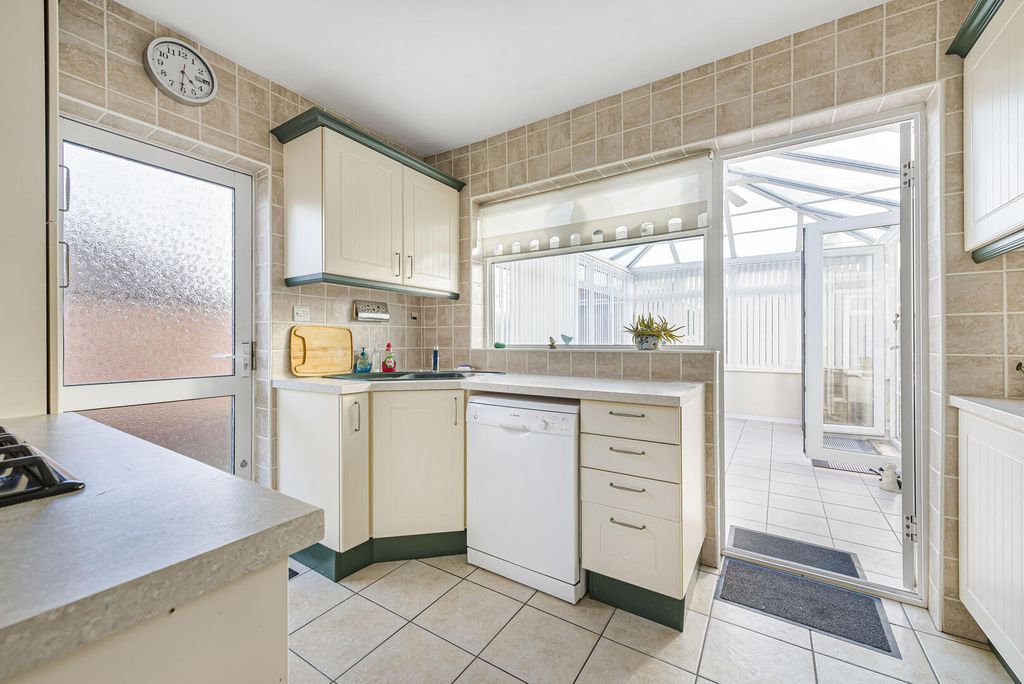 Property photo 3 of 19 Kitchen