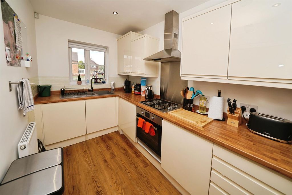 Property photo 3 of 12 Kitchen
